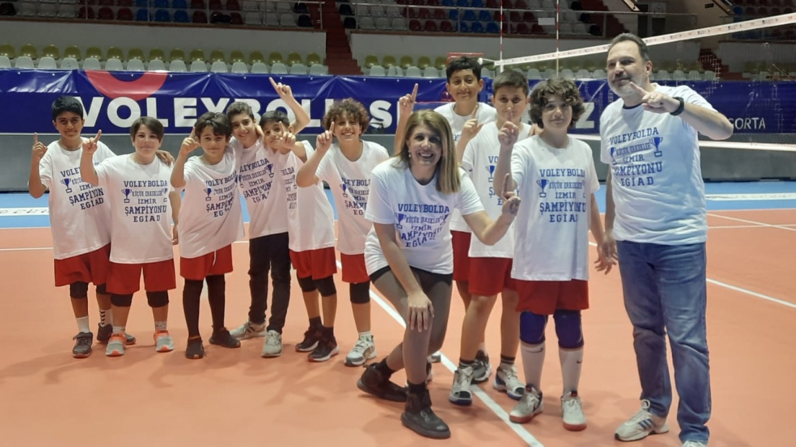 KÜÇÜK ERKEKLER VOLEYBOL TAKIMIMIZ İL BİRİNCİSİ OLMUŞTUR.