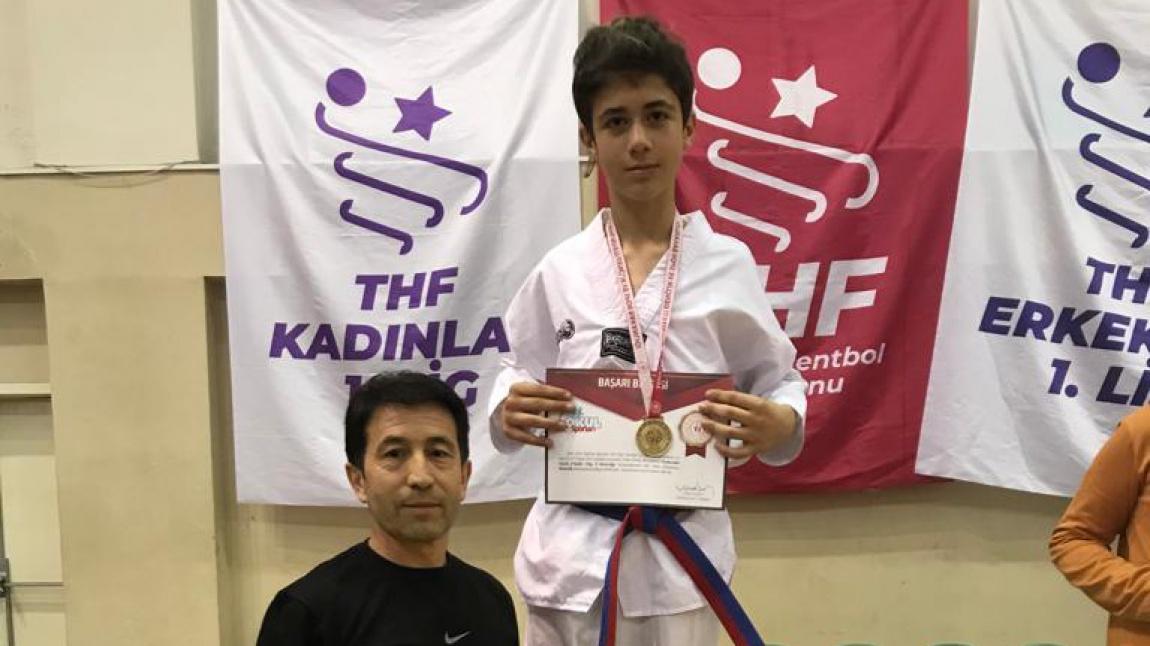 6.SINIF ÖĞRENCİMİZ MERT CAN ÇELİKCAN TAEKWONDO İL BİRİNCİSİ OLDU.